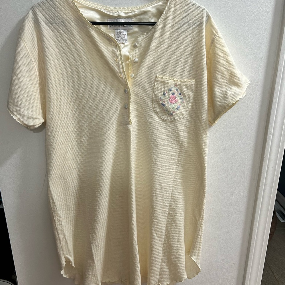 Aria Women Vintage Cream Textured Button Up Short Sleeve Nightgown Medium